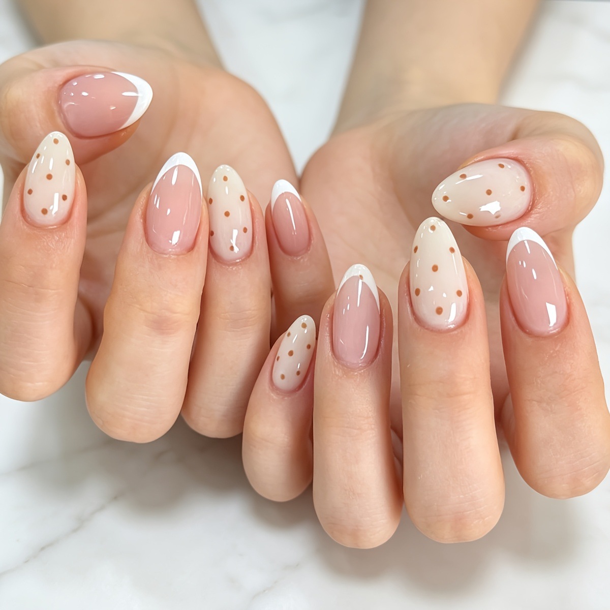Press On Nail Set - 24 pièces d'ongles artificiels courts en