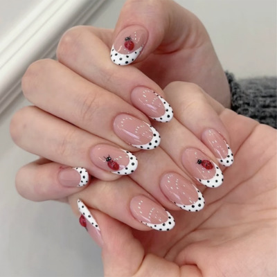 Lot de 24 faux ongles en amand - Press On Nail Set avis et prix